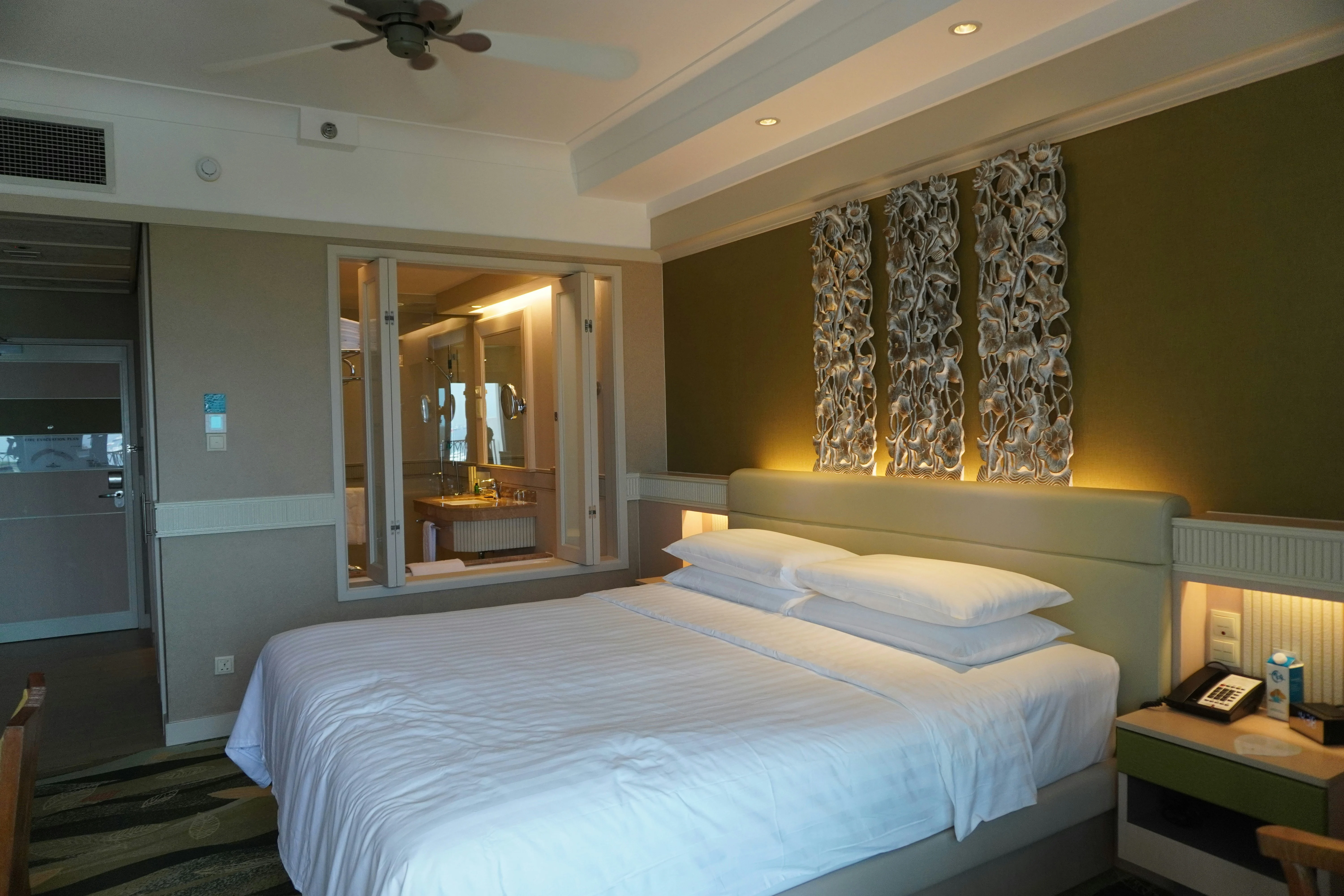 The Sable Suite. A classic suite opening onto the lawn and the waterhole beyond.